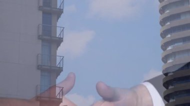 Modern bina üzerindeki el sıkışmayla simgelenen iş anlaşması animasyon tarzında. Ortaklık, işbirliği, takım çalışması, müzakere, şirket, başarı