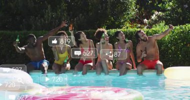 Havuz başında içki içen arkadaşlar, etrafta dolaşan sosyal medya ikonları. Havuz kenarı, rahatlama, yaz tatili, eğlence, kutlama, keyif