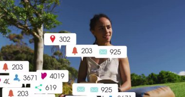 Açık havada okumak, sosyal medya bilgilendirme ikonlarının animasyonlarıyla çevrili bir kadın. Teknoloji, iletişim, bildirimler, dijital, boş zaman, etkileşim