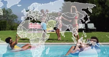 Havuzda dinlenen, dünya haritası eşleşen insanlar, yaz gününün tadını çıkarıyorlar. Tatil, tatil, seyahat, küresel, macera, rahatlama