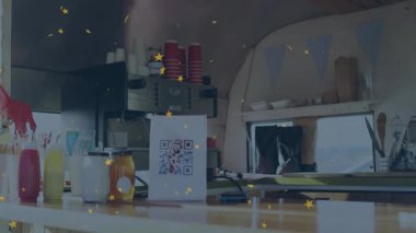Yıldız animasyon kaplamalı QR kodu ve kahve makinesi tezgahta. Teknoloji, ödeme, dijital, kolaylık, modern, içecek