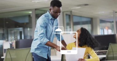 Veri analizlerinin örtüştüğü belgeleri gözden geçirmek, ofis ortamında gülümseyen meslektaşlar. Takım çalışması, işbirliği, iş, teknoloji, çalışma, profesyonel