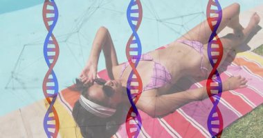 Havuzda güneşlenen, DNA ipliği olan bir kadın animasyon örtüsü olan, dışarıda dinlenen. Genetik, rahatlama, rahatlık, sağlık, teknoloji, tatil