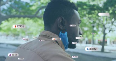 Kahve içen, sosyal medya tebligatları alan, animasyon örtülü bir adam. Teknoloji, iletişim, yaşam tarzı, dijital, modern, akıllı telefon