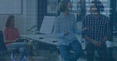 Ofiste, çeşitli iş adamları finansal veri işleme animasyonunu tartışıyor. Takım çalışması, işbirliği, finans, şirket, beyin fırtınası, veri analizi