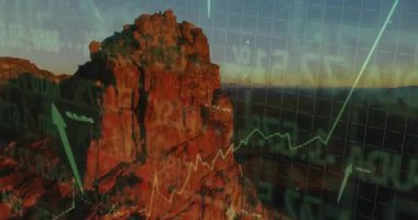 Kayalık dağ manzarası üzerinde borsa verileri ve büyüme çizelgesi. Finans, yatırım, analitik, ekonomi, ilerleme, iş