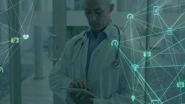 Tablet kullanarak, doktor tıp ikonları ve ağ animasyonlarını izliyor. Sağlık, teknoloji, yenilik, eğitim, dijital, bağlantı