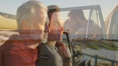 Üstü açık arabadaki gri saçlı adam manzaranın tadını çıkarıyor, rahatlamış hissediyor. Seyahat, macera, özgürlük, keşif, yaşam tarzı, yolculuk