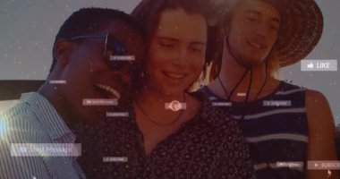 Dışarıdaki arkadaşlara gülerek sosyal medya bildirimlerini yayınlıyorlar. etkileşim, bağlantı, topluluk, yaşam tarzı, dijital, teknoloji