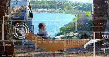 Göl kenarındaki kabinde dinlenen kişi üzerinde dijital veri arayüzü animasyonu. Teknoloji, rahatlama, yenilik, fütüristik, bağlantı, eğlence