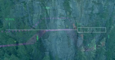 Kayalık uçurum manzarasını ağaçlarla kaplayan dijital veri ve grafiklerin animasyonu. Teknoloji, veri görselleştirme, analitik, fütüristik, doğa, dijital dönüşüm