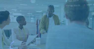 Ofiste mali veri işleme animasyon örtüsüyle ilgili görüşmeler yapan bir iş ekibi. İşbirliği, takım çalışması, analitik, toplantı, teknoloji, yenilik