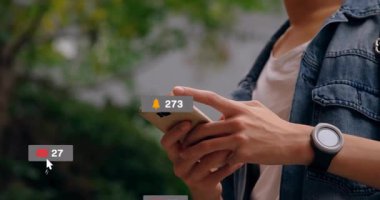 Akıllı telefon kullanarak, okul ortamında sosyal medya animasyonuyla etkileşim kurarak. Teknoloji, eğitim, bağlantı, etkileşim, dijital, yenilik