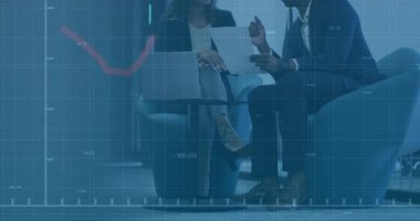 Ofiste finansal grafik animasyonuyla ilgili belgeler, iş profesyonelleri hakkında konuşmak. Takım çalışması, işbirliği, finans, strateji, analiz, danışmanlık