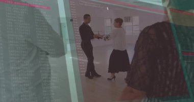 Stüdyoda, dansçılar bilgisayar kodları ve yansımaları animasyonuyla alıştırma yapıyorlar. koreografi, teknoloji, dijital, yenilik, fütüristik, performans