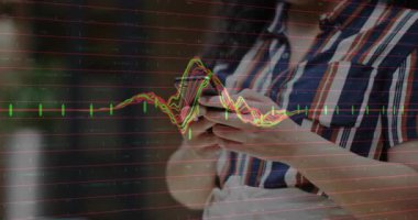 Akıllı telefon kullanarak ofis ortamında finansal grafik animasyonunu analiz eden bir kadın. Teknoloji, iş, analitik, finans, dijital, işyeri