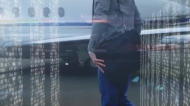 İş adamı dijital veri işleme animasyon örtüsüyle özel jete biniyor. Havacılık, teknoloji, lüks, finans, girişimci, seyahat