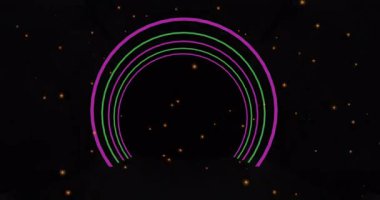 Karanlık tünel animasyonunda yüzen parçacıkların olduğu parlak pembe ve yeşil neon kemerler. Gelecek, dijital, ışık, teknoloji