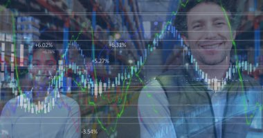 Depo nakliye merkezinde gülümseyen kadın ve erkek işçilerin veri işleme görüntüsü. küresel sevkiyat, dağıtım ve çevrimiçi alışveriş konsepti dijital olarak oluşturuldu.