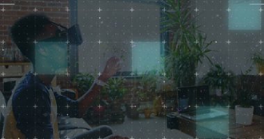 Ofiste video kulaklık takan Afro-Amerikan bir adama karşı şebeke ağında ışık izleri var. bilgisayar arayüzü ve teknoloji kavramı