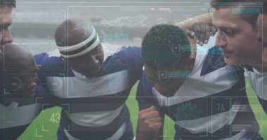 Rugby oyuncuları sahada toplanıyor, kararlılık ve takım çalışması ile strateji kuruyorlar. Spor, oyun, strateji, rekabet, sporcular, birlik