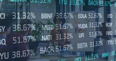 İş adamları üzerinden finansal veri işleme görüntüsü. küresel iş, finans ve veri işleme kavramı dijital olarak oluşturulmuş görüntü.