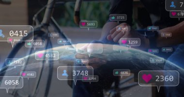 Akıllı telefon kullanan bir adamın sosyal medya simgeleri. küresel sosyal medya, iletişim, dijital arayüz, teknoloji ve ağ konsepti dijital olarak oluşturuldu.