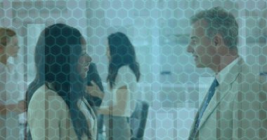 Çeşitli işadamları ve iş kadınlarının el sıkışması hakkında istatistiksel veri işleme. küresel finans ve iş kavramı