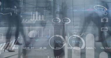 Arka planda yürüyen iş adamlarına karşı finansal veri işlemenin dijital bileşimi. küresel finans ve iş konsepti