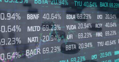 Süt şişelerinin üzerinde işlenen finansal veri görüntüsü. küresel alışveriş, iş, teknoloji ve veri işleme kavramı dijital olarak oluşturulmuş görüntü.