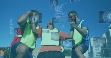 Erkek futbolcuların tezahürat yaptığı ekranlardaki dürbün ve veri işleme görüntüleri. global spor, teknoloji ve dijital arayüz kavramı dijital olarak oluşturulmuş görüntü.