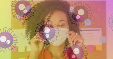 Yüz maskesi takan Afrikalı Amerikalı bir kadının portresine karşı hareket eden çoklu covid-19 hücreleri. Coronavirus covid-19 salgın konsepti