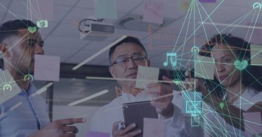 Toplantıda beyin fırtınası yapan iş adamlarıyla bağlantılı medya simgelerinin görüntüsü. iletişim teknolojisi dijital arayüz kavramı, dijital olarak oluşturulmuş görüntü.