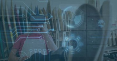 VR kulaklık takan bir adamın veri işleme sistemli tarama ve ekran görüntüsü. küresel veri işleme, iletişim ve küresel teknoloji konsepti dijital olarak oluşturulmuş görüntü.