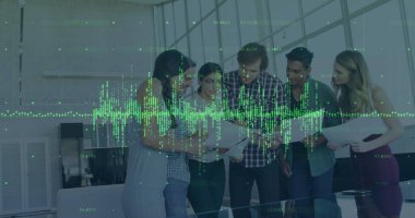 İş adamları üzerinden finansal veri işleme görüntüsü. küresel iş, finans ve veri işleme kavramı dijital olarak oluşturulmuş görüntü.