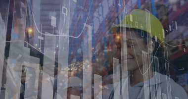 Nakliye merkezindeki kadın depo çalışanının veri işleme görüntüsü. küresel sevkiyat, dağıtım ve çevrimiçi alışveriş konsepti dijital olarak oluşturuldu.