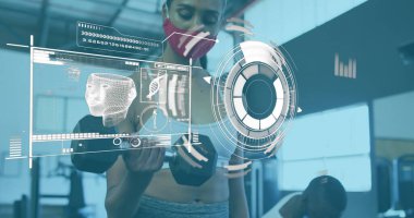 Yüz maskesi takan beyaz bir kadın üzerinde yüzen istatistikler ve grafikler. Dijital olarak üretilen küresel covid 19salgın konsepti.