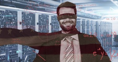 Bilgisayar sunucu odasında sanal gerçeklik kulaklığı takan bir kadının el yazısıyla yazılmış matematik denklemleri, verileri ve dijital arayüzü. Küresel dijital ağ konsepti dijital olarak birleşik.