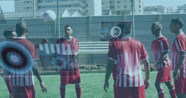 Top pas atan erkek futbolcuların ekranlarındaki dürbün ve veri işleme görüntüleri. global spor, teknoloji ve dijital arayüz kavramı dijital olarak oluşturulmuş görüntü.