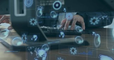 Bilgisayarı kullanan adamın üzerindeki ekranlarda tarama ve veri işleme dürbünü görüntüsü. küresel bağlantılar, teknoloji ve dijital arayüz kavramı dijital olarak oluşturulmuş görüntü.