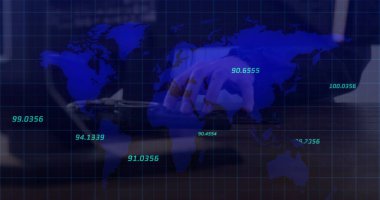 Dünya haritasında klavyede yazan kişiye karşı birden fazla sayı var. küresel ağ ve teknoloji kavramı