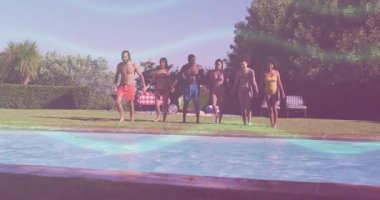 Yüzme havuzuna atlamak, mayo giymiş bir grup arkadaş eğlenceli animasyonlar yaratmak. Yaz, dalış, sıçrama, eğlence