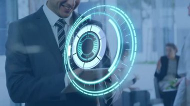 Tablet kullanarak, işadamı ofis ortamında dijital animasyonla etkileşime geçiyor. teknoloji, yenilik, kurumsal, fütürist, profesyonel, etkileşimli