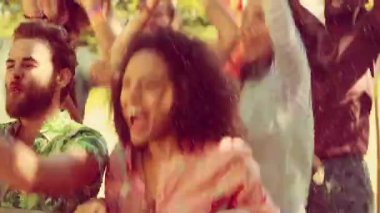 Dışarıda kutlama yapmak, neşeli insanların kollarını kaldırması, gülümsemesi, birlikte eğlenmesi. Şenlik, kutlama, neşe, birliktelik, mutluluk, birlik