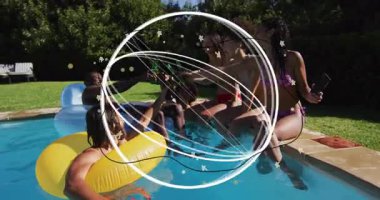 İnsanlar havuz partisini içkilerle, soyut dairesel animasyonlarla süslemeyi seviyorlar. Kutlama, yaz, içecekler, eğlence, canlı, üst üste