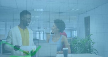 İş arkadaşları, mali grafik animasyonlarını tartışıyor. finans, tartışma, toplantı, işbirliği, takım çalışması, analiz