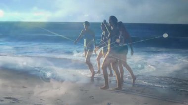 Sahilde ağ bağlantıları ve veri işleme animasyonuyla yürüyen insanlar. Teknoloji, dijital, iletişim, bağlantı, yenilik, ağ