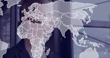 Ofiste, dünya haritası animasyon örtüsü olan bir iş adamı pencereden dışarı bakıyor. technology, global, strategy, innovation, corporate, vision