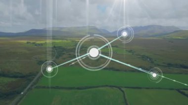 Bağlantılar ağı ve yemyeşil arazi üzerindeki veri işleme animasyonu. Teknoloji, ağ oluşturma, bağlantı, dijital, iletişim, yenilik