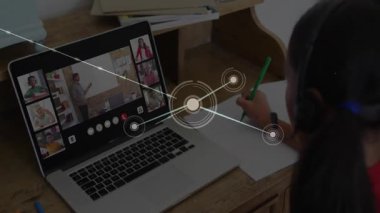 Masada not yazan kişinin ağ bağlantıları animasyonu ile sanal toplantı. Uzaktan çalışma, ağ oluşturma, işbirliği, dijital, teknoloji, iş toplantısı